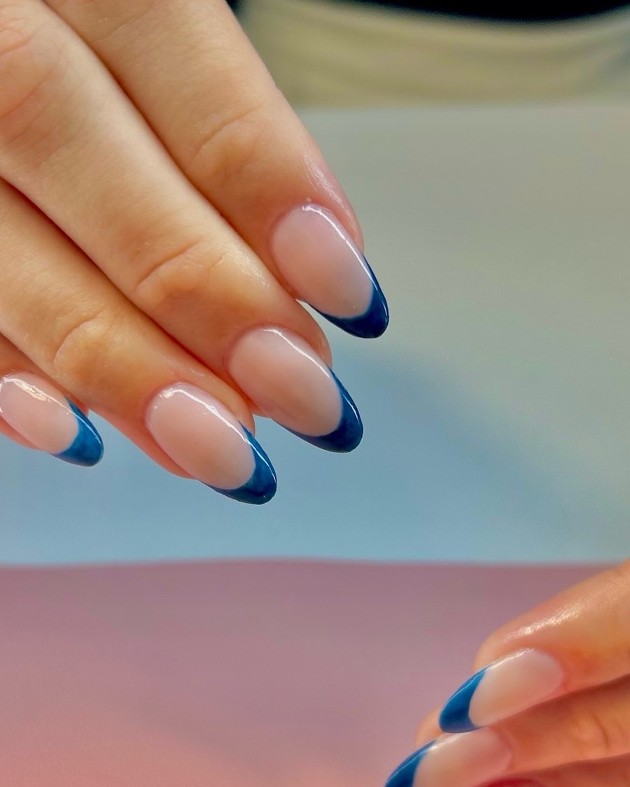 Blaue French Spitzen auf Almond-Nägeln