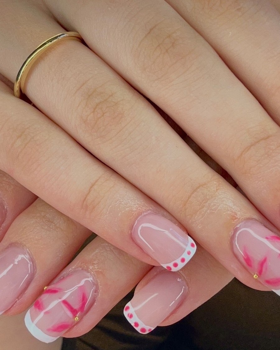 French mit pinker Blütenmalerei und Punkten
